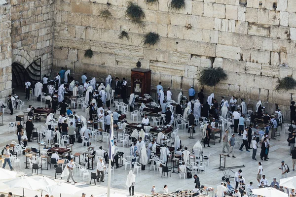 adam büyük bir grup westren duvar Kudüs'te dua.