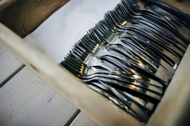 Lüks masa ayarları ile iyi yemek ve Züccaciye Mağazaları, güzel arka plan bulanık. Olaylar için düğünler. Tatil Noel ve Hanukkah akşam yemeği için hazırlık. Düğün, Doğum günü ve kutlamalar'den aksesuarlar.