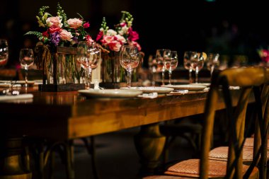 Lüks masa ayarları ile iyi yemek ve Züccaciye Mağazaları, güzel arka plan bulanık. Olaylar için düğünler. Tatil Noel ve Hanukkah akşam yemeği için hazırlık. Düğün, Doğum günü ve kutlamalar'den aksesuarlar.