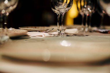 Lüks masa ayarları ile iyi yemek ve Züccaciye Mağazaları, güzel arka plan bulanık. Olaylar için düğünler. Tatil Noel ve Hanukkah akşam yemeği için hazırlık. Düğün, Doğum günü ve kutlamalar'den aksesuarlar.