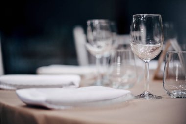 Lüks masa ayarları ile iyi yemek ve Züccaciye Mağazaları, güzel arka plan bulanık. Olaylar için düğünler. Tatil Noel ve Hanukkah akşam yemeği için hazırlık. Düğün, Doğum günü ve kutlamalar'den aksesuarlar.