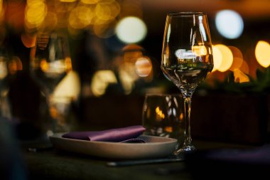 Lüks masa ayarları ile iyi yemek ve Züccaciye Mağazaları, güzel arka plan bulanık. Olaylar için düğünler. Tatil Noel ve Hanukkah akşam yemeği için hazırlık. Düğün, Doğum günü ve kutlamalar'den aksesuarlar.