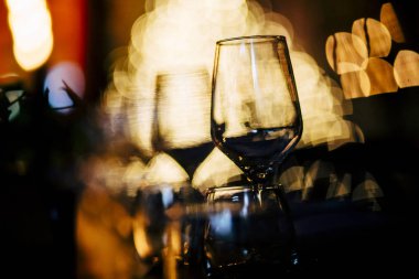 Lüks masa ayarları ile iyi yemek ve Züccaciye Mağazaları, güzel arka plan bulanık. Olaylar için düğünler. Tatil Noel ve Hanukkah akşam yemeği için hazırlık. Düğün, Doğum günü ve kutlamalar'den aksesuarlar.