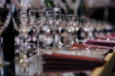 Lüks masa ayarları ile iyi yemek ve Züccaciye Mağazaları, güzel arka plan bulanık. Olaylar için düğünler. Tatil Noel ve Hanukkah akşam yemeği için hazırlık. Düğün, Doğum günü ve kutlamalar'den aksesuarlar.