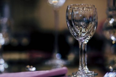 Lüks masa ayarları ile iyi yemek ve Züccaciye Mağazaları, güzel arka plan bulanık. Olaylar için düğünler. Tatil Noel ve Hanukkah akşam yemeği için hazırlık. Düğün, Doğum günü ve kutlamalar'den aksesuarlar.