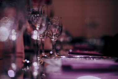 Lüks masa ayarları ile iyi yemek ve Züccaciye Mağazaları, güzel arka plan bulanık. Olaylar için düğünler. Tatil Noel ve Hanukkah akşam yemeği için hazırlık. Düğün, Doğum günü ve kutlamalar'den aksesuarlar.