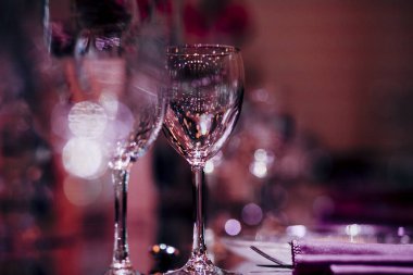 Lüks masa ayarları ile iyi yemek ve Züccaciye Mağazaları, güzel arka plan bulanık. Olaylar için düğünler. Tatil Noel ve Hanukkah akşam yemeği için hazırlık. Düğün, Doğum günü ve kutlamalar'den aksesuarlar.