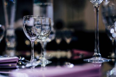 Lüks masa ayarları ile iyi yemek ve Züccaciye Mağazaları, güzel arka plan bulanık. Olaylar için düğünler. Tatil Noel ve Hanukkah akşam yemeği için hazırlık. Düğün, Doğum günü ve kutlamalar'den aksesuarlar.