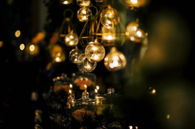 Lüks masa ayarları ile iyi yemek ve Züccaciye Mağazaları, güzel arka plan bulanık. Olaylar için düğünler. Tatil Noel ve Hanukkah akşam yemeği için hazırlık. Düğün, Doğum günü ve kutlamalar'den aksesuarlar.