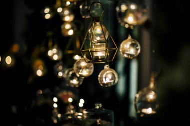 Lüks masa ayarları ile iyi yemek ve Züccaciye Mağazaları, güzel arka plan bulanık. Olaylar için düğünler. Tatil Noel ve Hanukkah akşam yemeği için hazırlık. Düğün, Doğum günü ve kutlamalar'den aksesuarlar.