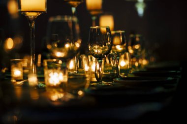 Lüks masa ayarları ile iyi yemek ve Züccaciye Mağazaları, güzel arka plan bulanık. Olaylar için düğünler. Tatil Noel ve Hanukkah akşam yemeği için hazırlık. Düğün, Doğum günü ve kutlamalar'den aksesuarlar.