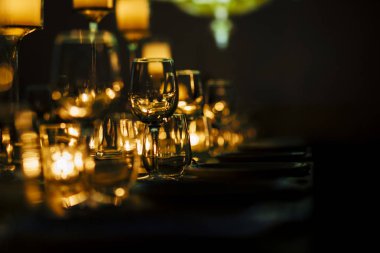 Lüks masa ayarları ile iyi yemek ve Züccaciye Mağazaları, güzel arka plan bulanık. Olaylar için düğünler. Tatil Noel ve Hanukkah akşam yemeği için hazırlık. Düğün, Doğum günü ve kutlamalar'den aksesuarlar.