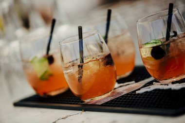 Lüks masa ayarları ile iyi yemek ve Züccaciye Mağazaları, güzel arka plan bulanık. Olaylar için düğünler. Tatil Noel ve Hanukkah akşam yemeği için hazırlık. Düğün, Doğum günü ve kutlamalar'den aksesuarlar.