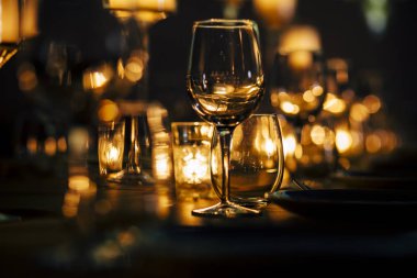 Lüks masa ayarları ile iyi yemek ve Züccaciye Mağazaları, güzel arka plan bulanık. Olaylar için düğünler. Tatil Noel ve Hanukkah akşam yemeği için hazırlık. Düğün, Doğum günü ve kutlamalar'den aksesuarlar.