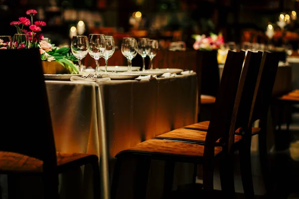 Ajustes Mesa Lujo Para Una Buena Cena Con Cristalería Hermoso — Foto de Stock