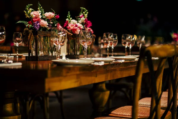 Lüks masa ayarları ile iyi yemek ve Züccaciye Mağazaları, güzel arka plan bulanık. Olaylar için düğünler. Tatil Noel ve Hanukkah akşam yemeği için hazırlık. Düğün, Doğum günü ve kutlamalar'den aksesuarlar.