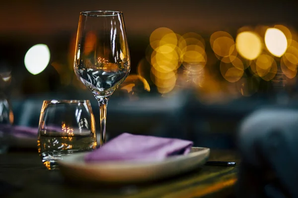 Lüks masa ayarları ile iyi yemek ve Züccaciye Mağazaları, güzel arka plan bulanık. Olaylar için düğünler. Tatil Noel ve Hanukkah akşam yemeği için hazırlık. Düğün, Doğum günü ve kutlamalar'den aksesuarlar.