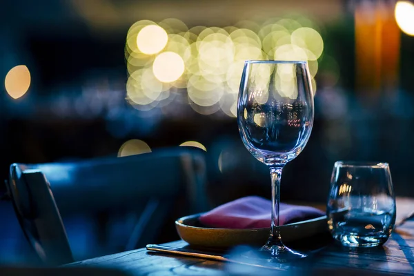 Lüks masa ayarları ile iyi yemek ve Züccaciye Mağazaları, güzel arka plan bulanık. Olaylar için düğünler. Tatil Noel ve Hanukkah akşam yemeği için hazırlık. Düğün, Doğum günü ve kutlamalar'den aksesuarlar.