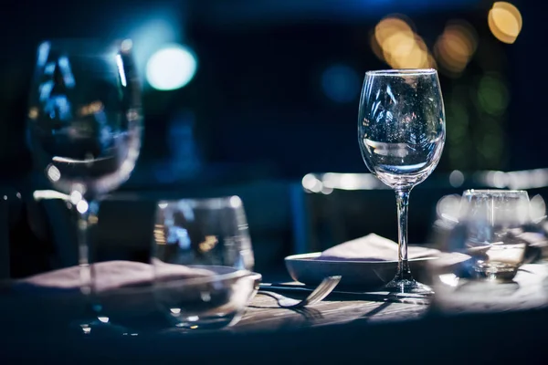 Lüks masa ayarları ile iyi yemek ve Züccaciye Mağazaları, güzel arka plan bulanık. Olaylar için düğünler. Tatil Noel ve Hanukkah akşam yemeği için hazırlık. Düğün, Doğum günü ve kutlamalar'den aksesuarlar.