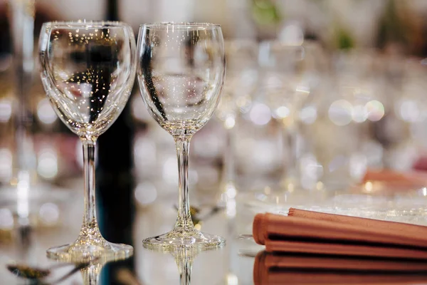 Ajustes Mesa Lujo Para Una Buena Cena Con Cristalería Hermoso —  Fotos de Stock