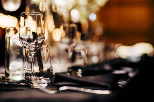 Роскошный стол для изысканной столовой и посуды, красивый размытый фон. Для мероприятий, свадеб. Подготовка к празднику Рождество и Ханука ужин ночь. реквизит для свадеб, дней рождения и торжеств
.