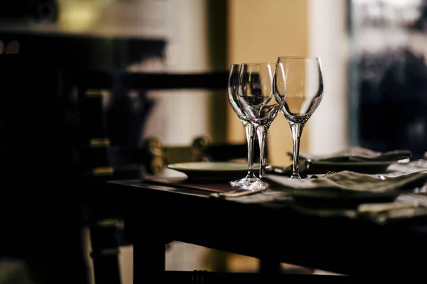 Luxus Asztal Beállításainak Finom Étkező Üvegáru Gyönyörű Elmosódott Háttér Rendezvények — Stock Fotó