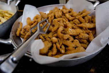 Gurme yemek yapma. Balık ve vejetaryen malzemeler, balık, ızgara, avokado.