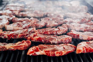 Her türlü kırmızı et, taze ve çiğ kırmızı et hazırlık yapma.