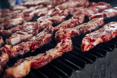 Her türlü kırmızı et, taze ve çiğ kırmızı et hazırlık yapma.