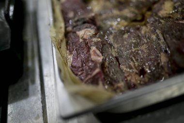 Her türlü kırmızı et, taze ve çiğ kırmızı et hazırlık yapma.