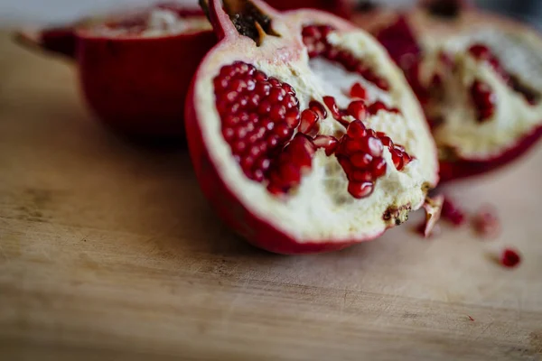 Frischer Granatapfel Auf Holzgrund — Stockfoto