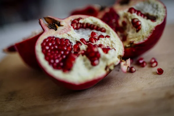 Frischer Granatapfel Auf Holzgrund — Stockfoto