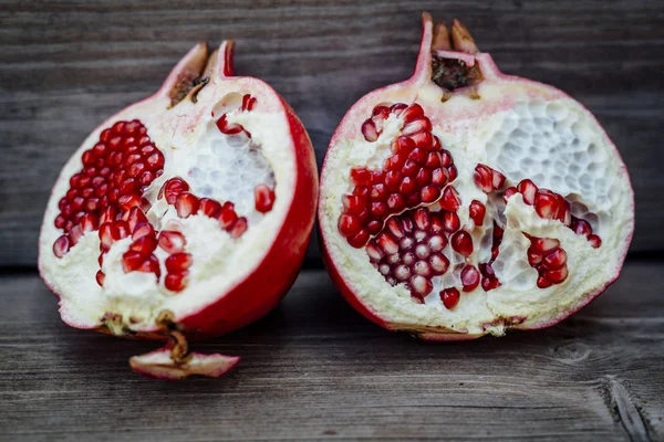 Frischer Granatapfel Auf Holzgrund — Stockfoto