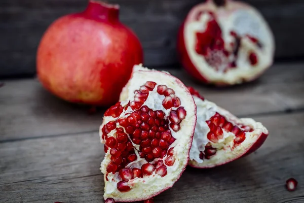 Frischer Granatapfel Auf Holzgrund — Stockfoto