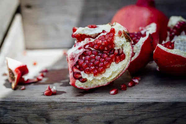 Frischer Granatapfel Auf Holzgrund — Stockfoto