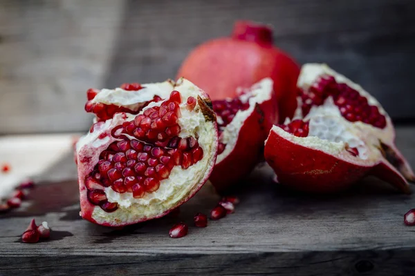 Frischer Granatapfel Auf Holzgrund — Stockfoto