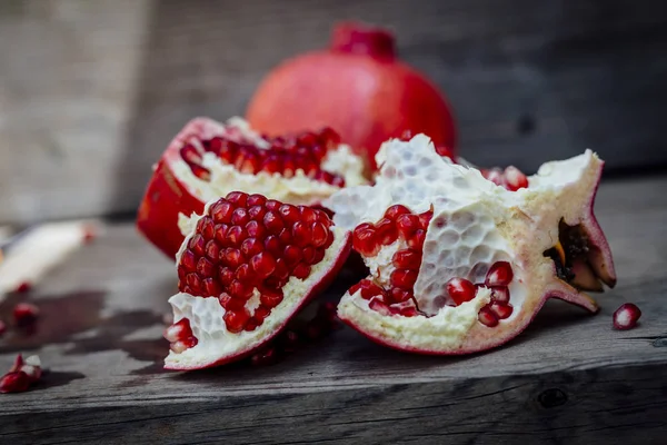 Frischer Granatapfel Auf Holzgrund — Stockfoto