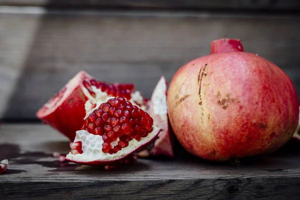 Frischer Granatapfel Auf Holzgrund — Stockfoto