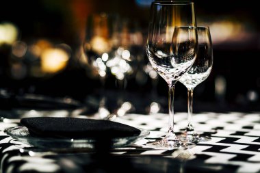 Lüks masa ayarları ile iyi yemek ve Züccaciye Mağazaları, güzel arka plan bulanık. Tatil Noel ve Hannukah için hazırlık akşam yemeği.