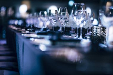 Lüks masa ayarları ile iyi yemek ve Züccaciye Mağazaları, güzel arka plan bulanık. Tatil Noel ve Hannukah için hazırlık akşam yemeği.