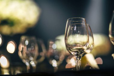 Lüks masa ayarları ile iyi yemek ve Züccaciye Mağazaları, güzel arka plan bulanık. Tatil Noel ve Hannukah için hazırlık akşam yemeği.