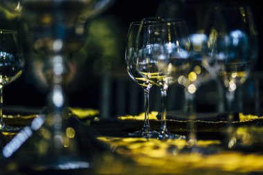 Lüks masa ayarları ile iyi yemek ve Züccaciye Mağazaları, güzel arka plan bulanık. Tatil Noel ve Hannukah için hazırlık akşam yemeği.