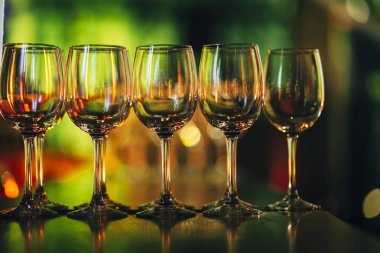 Lüks masa ayarları ile iyi yemek ve Züccaciye Mağazaları, güzel arka plan bulanık. Tatil Noel ve Hannukah için hazırlık akşam yemeği.