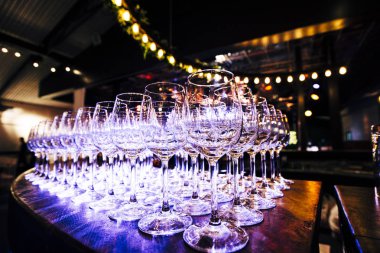 Lüks masa ayarları ile iyi yemek ve Züccaciye Mağazaları, güzel arka plan bulanık. Tatil Noel ve Hannukah için hazırlık akşam yemeği.