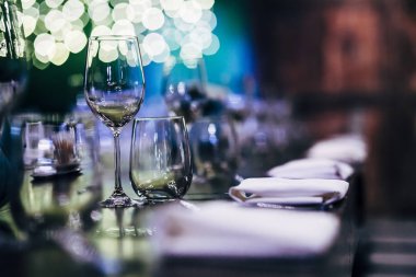 Lüks masa ayarları ile iyi yemek ve Züccaciye Mağazaları, güzel arka plan bulanık. Tatil Noel ve Hannukah için hazırlık akşam yemeği.