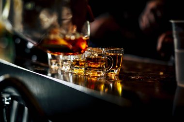 Lüks masa ayarları ile iyi yemek ve Züccaciye Mağazaları, güzel arka plan bulanık. Tatil Noel ve Hannukah için hazırlık akşam yemeği.