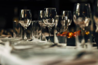 Lüks masa ayarları ile iyi yemek ve Züccaciye Mağazaları, güzel arka plan bulanık. Tatil Noel ve Hannukah için hazırlık akşam yemeği.