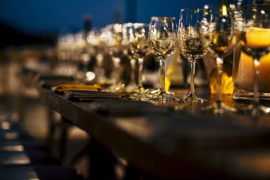 Lüks masa ayarları ile iyi yemek ve Züccaciye Mağazaları, güzel arka plan bulanık. Tatil Noel ve Hannukah için hazırlık akşam yemeği.