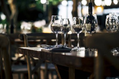Lüks masa ayarları ile iyi yemek ve Züccaciye Mağazaları, güzel arka plan bulanık. Tatil Noel ve Hannukah için hazırlık akşam yemeği.