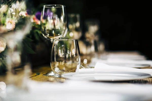 Luxus Tisch Einstellungen Für Gehobene Küche Mit Und Glaswaren Schöner — Stockfoto